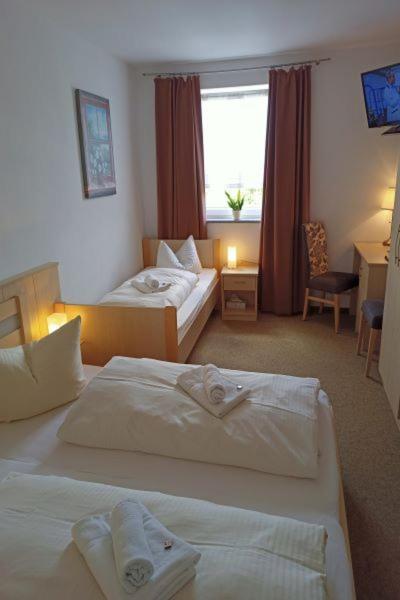 Hotel - Gasthof Erber Sinzing Bagian luar foto