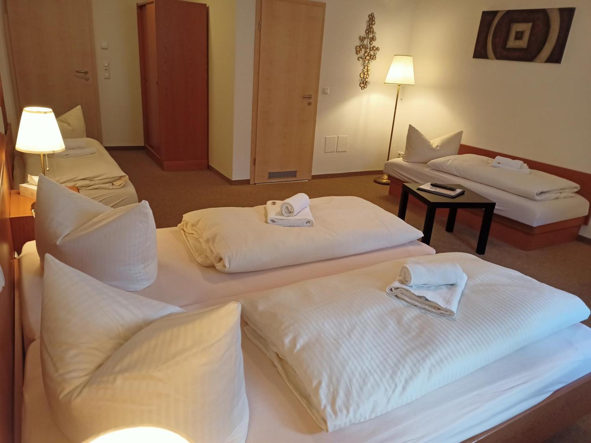 Hotel - Gasthof Erber Sinzing Bagian luar foto
